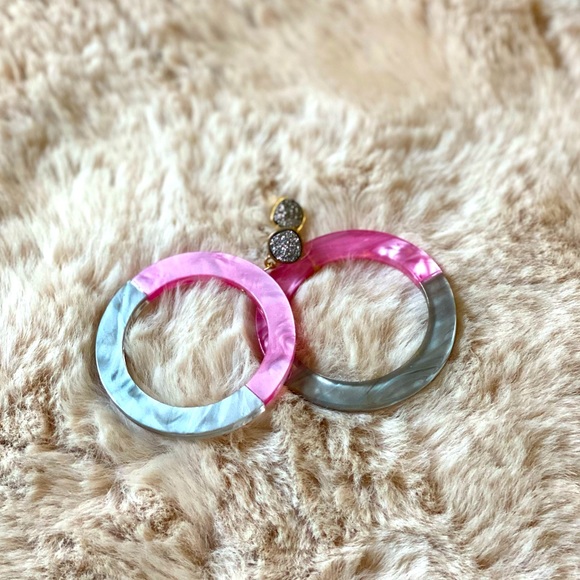 ❤️🔥FREE WITH PURCHASE ❤️🔥
NWOT druzy/ resin earrings - retro style - Picture 2 of 3